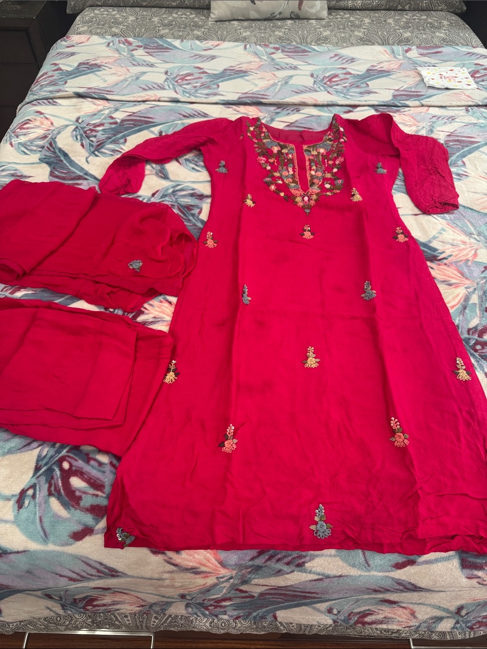 🌹PAKISTANI THREE PIECE SHALWAR KAMEEZ WITH KASHMIRI THREADWORK🌹